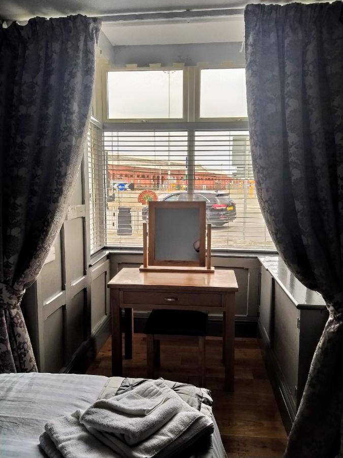 The Edinburgh Castle Bed & Breakfast โฮลีเฮด ภายนอก รูปภาพ